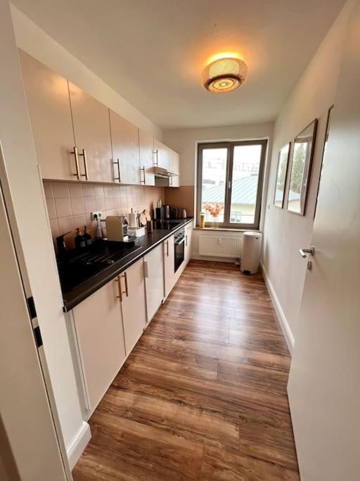 Bali Home Stylische Wohnung Mit Terrasse Schönefeld Exterior foto